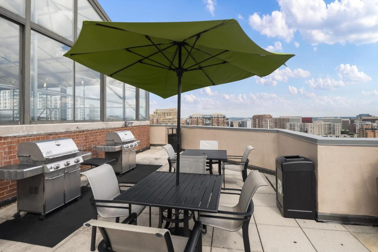 Modern & Charming Apt With Rooftop @Pentagon City Arlington Extérieur photo