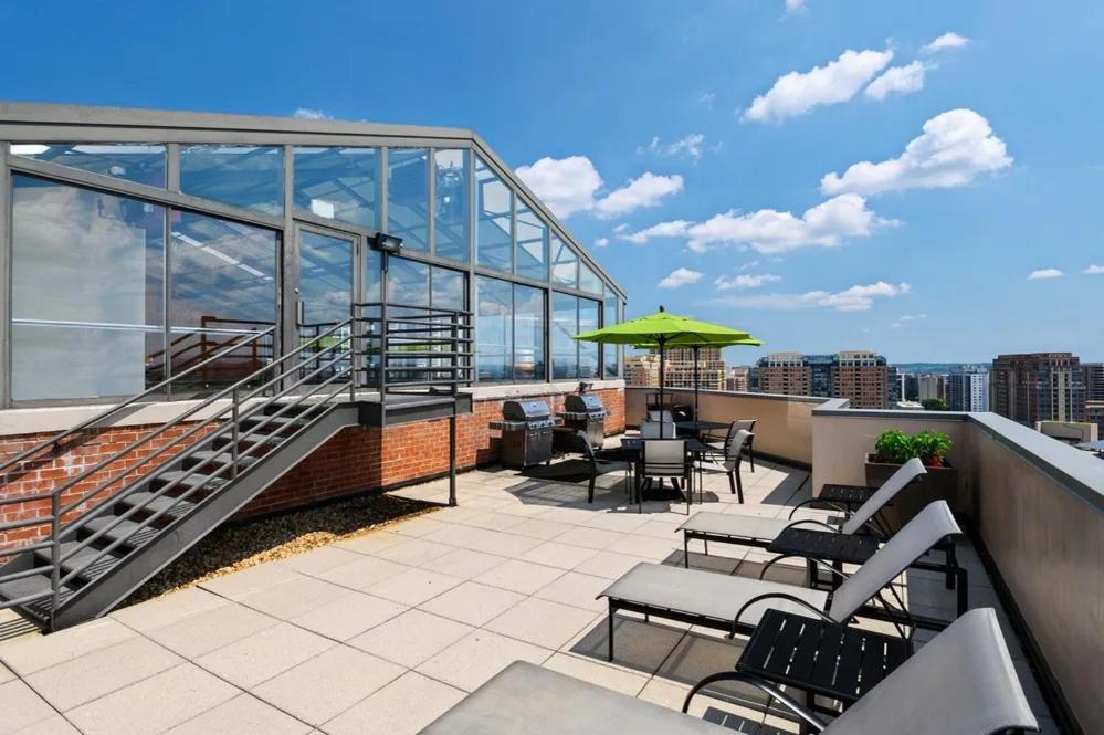 Modern & Charming Apt With Rooftop @Pentagon City Arlington Extérieur photo